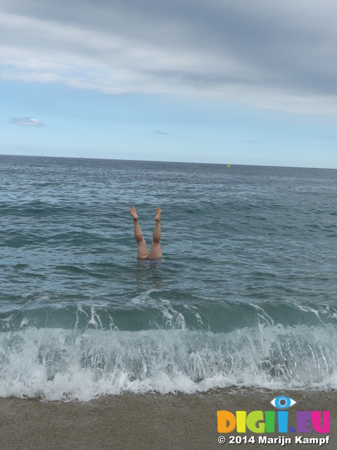 FZ007788 Jenni handstand underwater